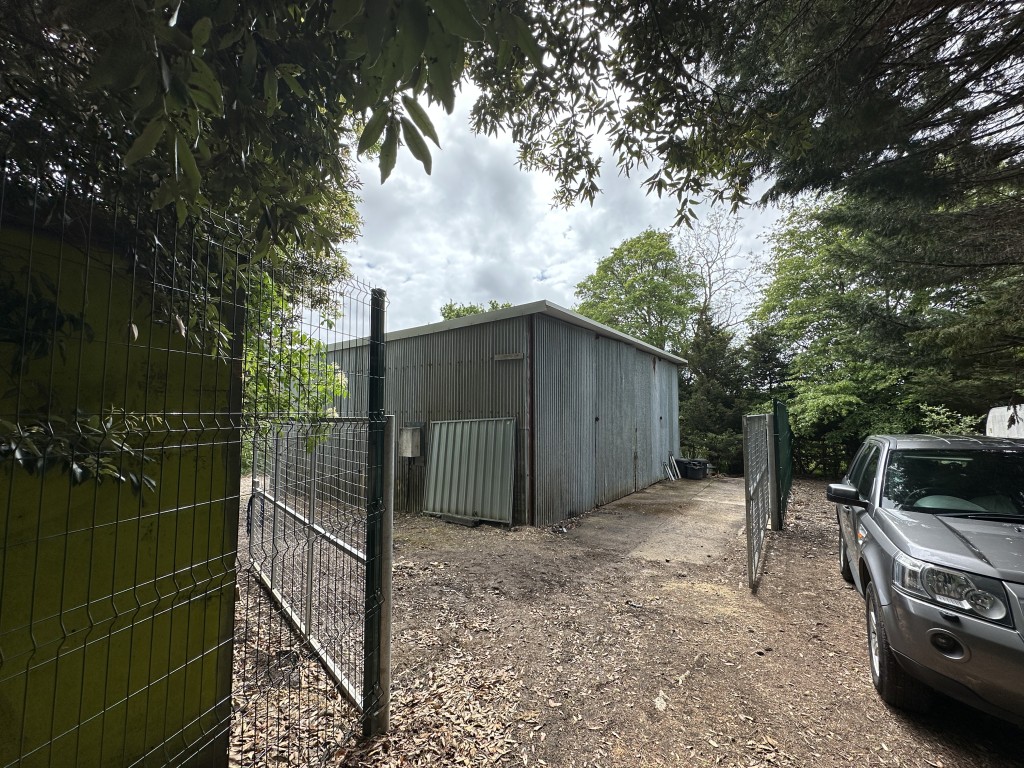 Lot: 60 - TIN BARN WITH POND SET IN APPROXIMATELY ONE ACRE - Entrance into site with gated access